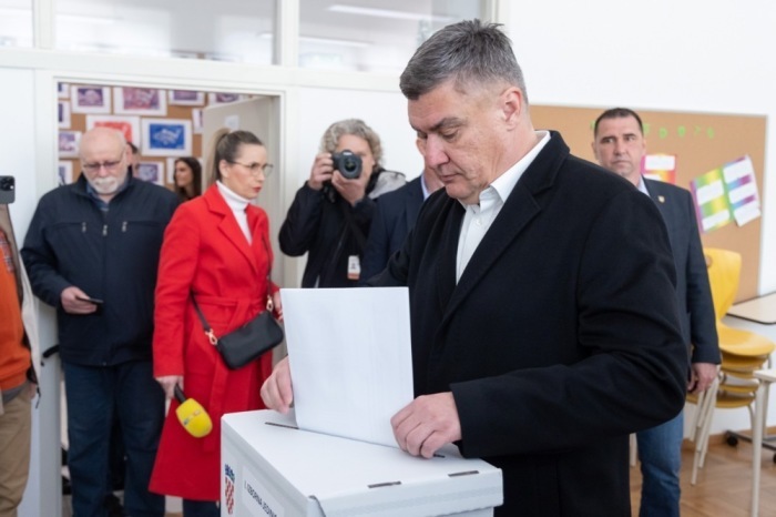 Der kroatische Präsident Zoran Milanovic gibt während der Parlamentswahlen in Zagreb seine Stimme ab. Foto: epa/Stringer