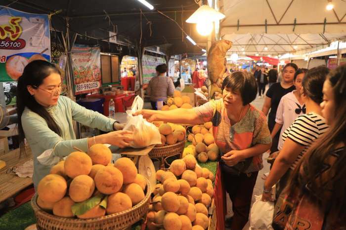 Besucher kaufen die für Lopburi typische süße Santol direkt bei regionalen Erzeugern auf dem Festivalgelände. Foto: Tourism Authority Of Thailand
