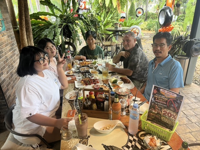 Juli-Spezialmenü mit Brokkolisuppe und Schweinegulasch im The Bikers Café Thailand