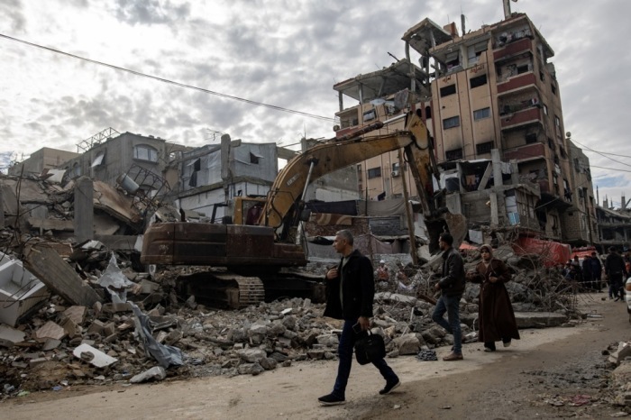Helfer des palästinensischen Zivilschutzes räumen Trümmer eines zerstörten Hauses in Khan Younis im Gazastreifen, um nach Verschütteten zu suchen. Foto: epa/Haitham Imad