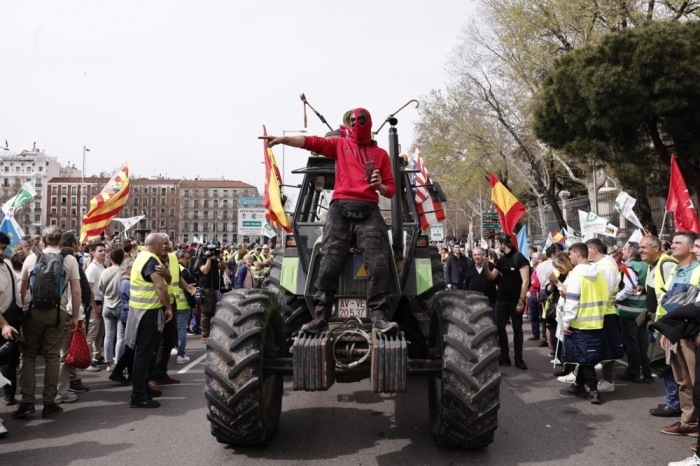 Mehrere Traktoren und Landwirte protestieren in der Nähe des spanischen Landwirtschaftsministeriums während eines neuen Bauernprotests in Madrid. Foto: epa/Sergio Perez