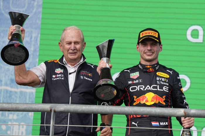 Der niederländische Red Bull-Pilot Max Verstappen (r) und Helmut Marko, Chef von Red Bull Motorsports, halten ihre Trophäen nach dem Großen Preis der USA auf dem Circuit of the Americas. Foto: Charlie Neibergall