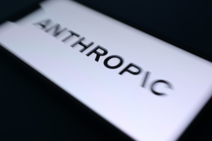 Das Logo des KI-Unternehmens Anthropic ist auf einem Smartphone zu sehen. Mehrere führende KI- und Technologieunternehmen bereiten einen Börsengang vor. Foto: epa/Adam Vaughan