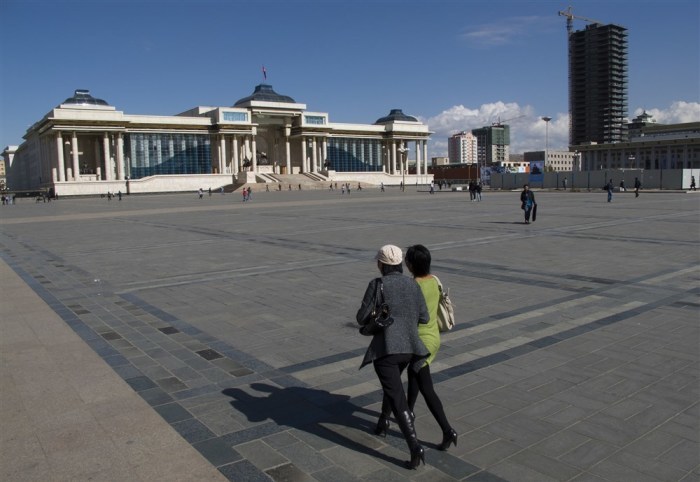 Das staatliche Grand Khural, das Parlamentsgebäude der Mongolei, dominiert den Sukhbaatar-Platz in der Innenstadt von Ulaan Baatar. Foto: epa/Adrian Bradshaw