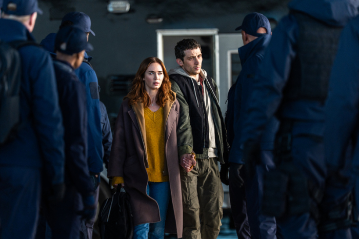 Emily Blunt und Josh O'Connor in einer Szene aus dem Film „Disclosure Day – Der Tag der Wahrheit“. Foto: Niko Tavernise/Universal Pictures/dpa