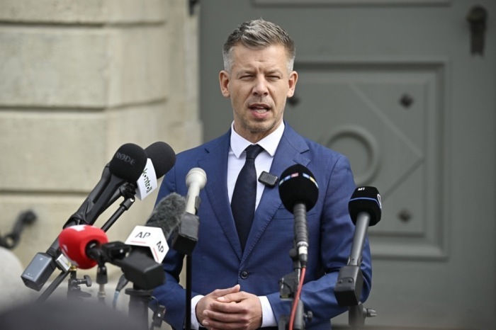 Peter Magyar wurde nach seinem erdrutschartigen Sieg in den Präsidentenpalast einbestellt. Foto: epa/Robert Hegedus