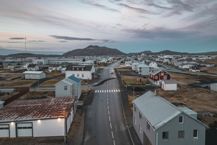 Die Stadt Grindavik (Luftaufnahme mit Drohne). Der Wetterdienst in Island hält einen Ausbruch von flüssigem Gestein aus dem seit Wochen aktiven Magma-Tunnel im Südwesten des Landes in den kommenden Tage für wahrsch... Foto: Bjorn Steinbekk/Ap/dpa