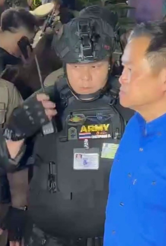 Der als „Leutnant Nat“ bekannte Chitphong Khattaphong (links) informiert Vizepremierminister und Innenminister Anutin Charnvirakul am Brandort, obwohl er keine offizielle Funktion bei dem Einsatz hatte. Foto: Khaosod