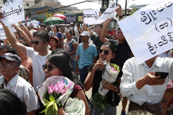 Angehörige warten mit Namensschildern vor dem Insein-Gefängnis in Yangon auf die Freilassung von Häftlingen nach einer landesweiten Amnestie. Foto: Nyein Chan Naing/epa/dpa