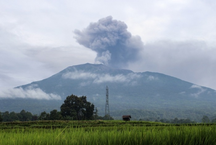 Der Berg Marapi spuckt während eines Ausbruchs vulkanisches Material aus, gesehen vom Dorf Batu Palano in Agam, West-Sumatra. Foto: epa/Ali Nayaka
