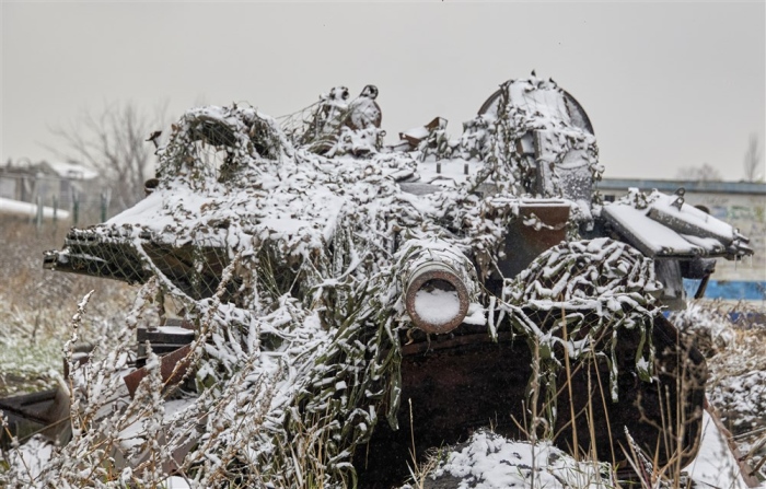 Ein schneebedeckter beschädigter Panzer am Rande des zurückeroberten Dorfes Tsyrkuny in der Region Charkiw. Foto: EPA-EFE/Sergey Kozlov