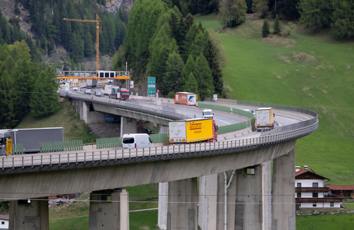 Autos und Lastwagen fahren über die Brennerautobahn in Tirol vor der geplanten Sperrung wegen einer Demonstration. Foto: Sven Hoppe/dpa