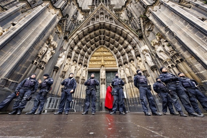 Polizei bewacht den Dom in Köln. Foto: epa/Christopher Neundorf