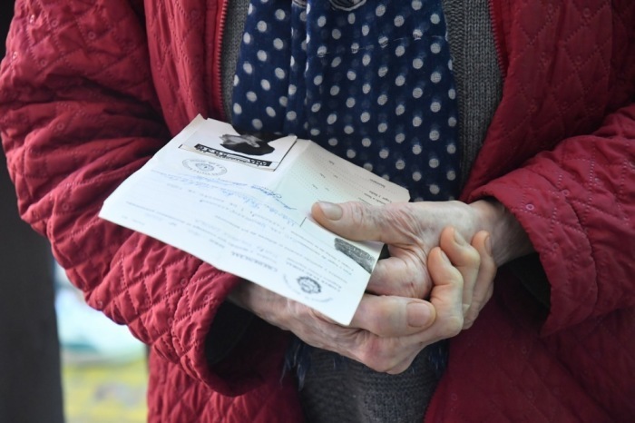 Ein Wähler hält seinen Personalausweis in einem Wahllokal in Montevideo in der Hand. Foto: epa/Str