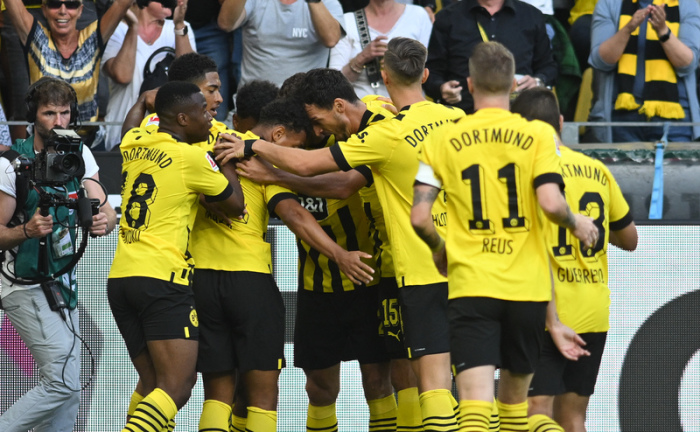 Dortmunds Spieler jubeln nach dem Tor zum 1:0. Foto: Bernd Thissen/dpa