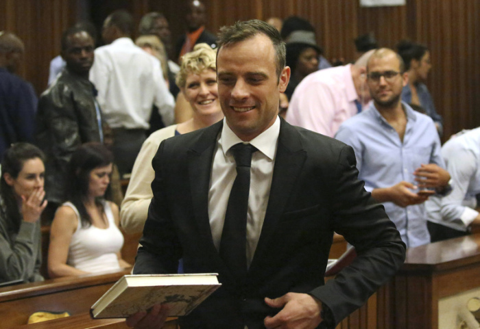 Oscar Pistorius (M) verlässt einen Gerichtssaal des Obersten Gerichtshofs. Foto: Siphiwe Sibeko/Pool Reuters/ap/dpa