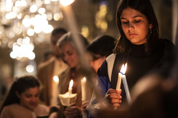 Orthodoxe Christen halten Kerzen während der Osterzeremonie. Foto: EPA-EFE/Tolga Bozoglu