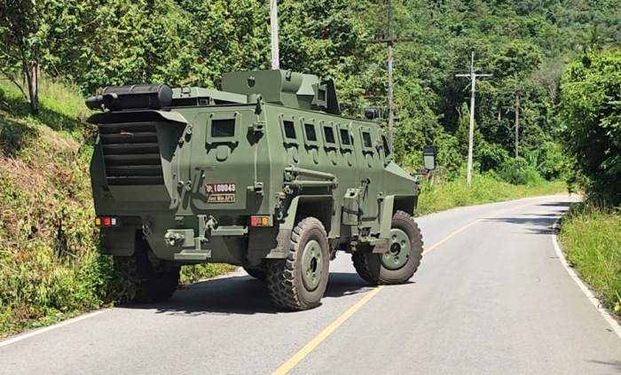 Ein gepanzertes Fahrzeug der Grenzschutzpolizei sichert den Ort eines Bombenanschlags am Straßenrand in der Provinz Yala im Süden Thailands. Foto: epa/Nakharin Chinnawornkomol