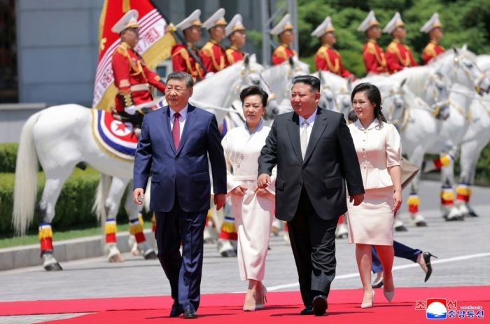 Kim Jong Un und Xi Jinping nehmen mit ihren Ehefrauen an einer Begrüßungszeremonie in Pjöngjang teil. Foto: epa/Kcna
