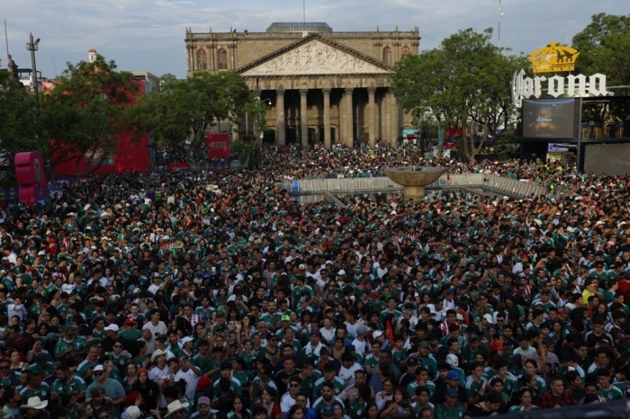 Mexikanische Fans verfolgen in Guadalajara die Live-Übertragung des wegen eines Gewitters verzögerten WM-Spiels gegen Ecuador. Foto: EPA/Francisco Guasco