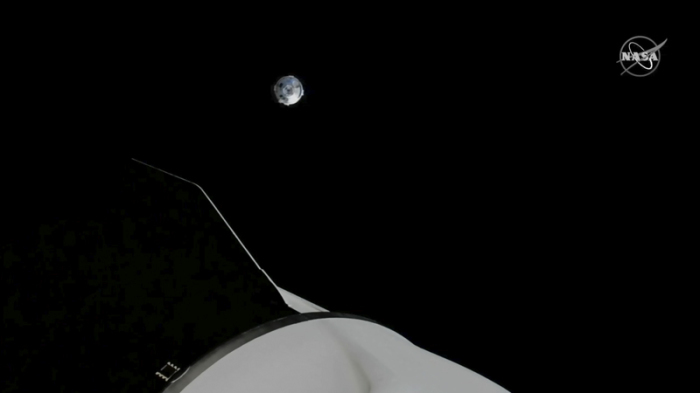 Auf diesem Bild aus einem von der NASA zur Verfügung gestellten Video verlässt das von Boeing im Auftrag der US-Raumfahrtbehörde Nasa entwickelte «Starliner»-Raumschiff (M, oben) die Internationale Raumstation. Foto: Uncredited/Nasa/dpa