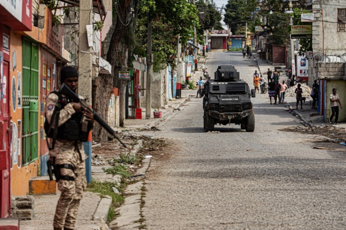 Ein Polizeibeamter sichert ein Gebiet in Port-au-Prince, während die politische Lage im Land angespannt bleibt. Foto: epa/Mentor David Lorens