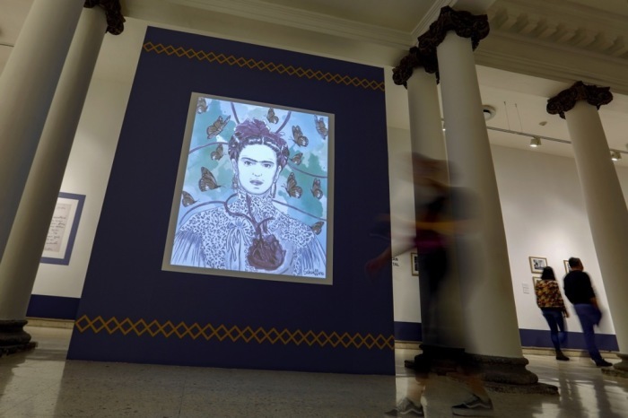 Besucher betrachten in Guadalajara die Ausstellung „Frida Kahlo Without Borders“, die seltene Aufnahmen der Künstlerin zeigt. Foto: epa/Francisco Guasco