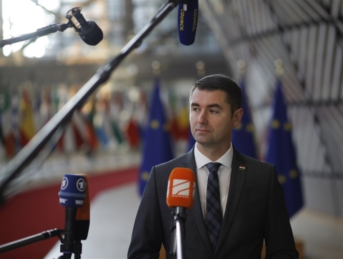Davor Filipovic, kroatischer Minister für Wirtschaft und nachhaltige Entwicklung, spricht bei seiner Ankunft auf der außerordentlichen Tagung des Rates für Verkehr, Telekommunikation und Energie zur Presse. Foto: epa/Olivier Hoslet