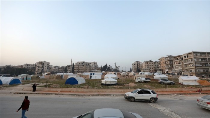 Auf einem öffentlichen Platz in der Nähe von Gebäuden, die von den starken Erdbeben in Idlib betroffen sind, werden Zelte aufgestellt. Foto: epa/Yahya Nemah