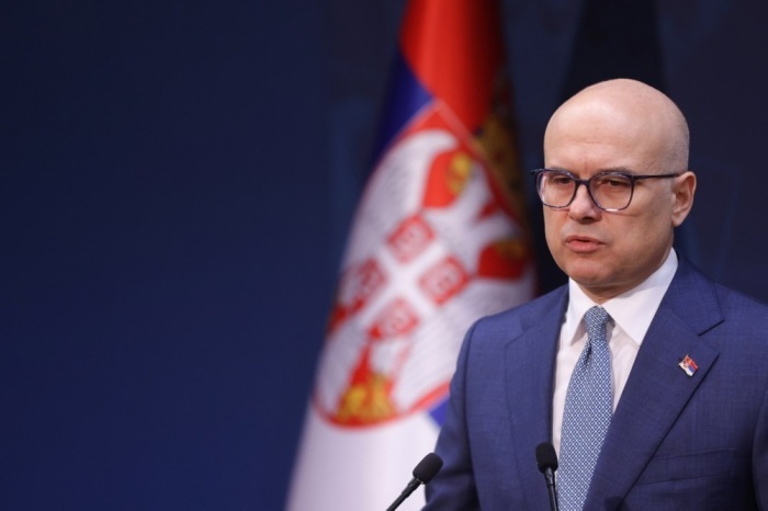 Serbiens Premierminister Milos Vucevic spricht während einer Pressekonferenz in Belgrad. Foto: epa/Andrej Cukic