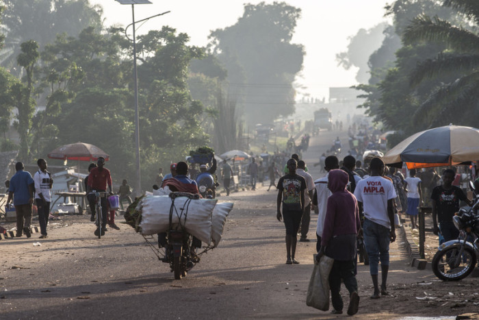 In Mbandaka im Nordwesten der Demokratischen Republik Kongo gehen Menschen auf der Straße. Foto: epa/Strstrstr