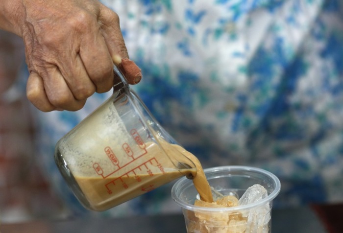 Neuer Standard für Getränkesüße: In teilnehmenden Caféketten bedeutet „normale Süße“ künftig automatisch 50 Prozent weniger Zucker als bisher. Foto: epa/Rungroj Yongrit