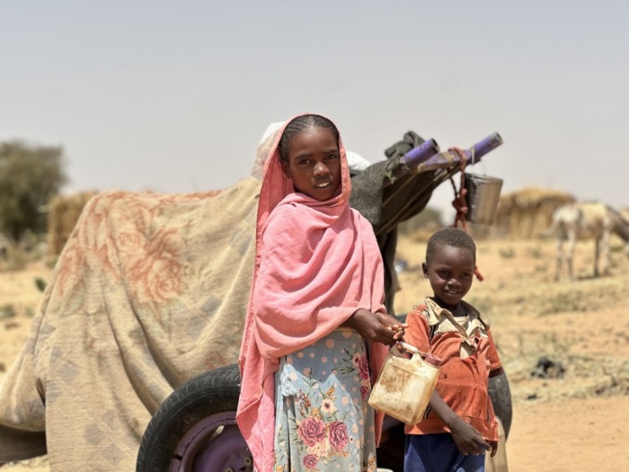 Sudanesische Kinder aus dem Vertriebenenlager Zamzam ruhen sich auf der Flucht zu den Tawila-Camps in Nord-Darfur aus. Foto: epa/Marwan Mohamed