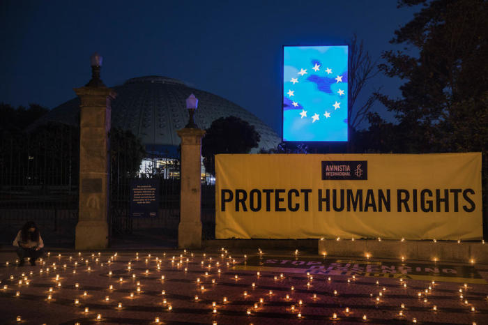 Mahnwache für den Schutz der Menschenrechte. Foto: epa/Jose Coelho