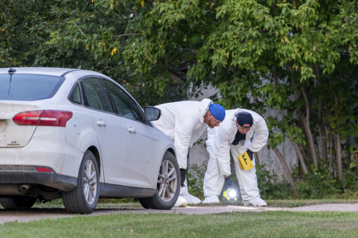 Ermittler untersuchen den Boden an einem der Tatorte einer Messerstecherei in Weldon, Saskatchewan. Foto: Heywood Yu/The Canadian Press Via Ap