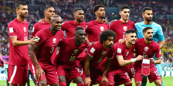 WM 2022 in Katar, Katar - Ecuador, Vorrunde, Gruppe A, Spieltag 1, Eröffnungsspiel im Al-Bait Stadion, die Mannschaft aus Katar hat Aufstellung für ein Mannschaftsbild genommen. Foto: Tom Weller/dpa