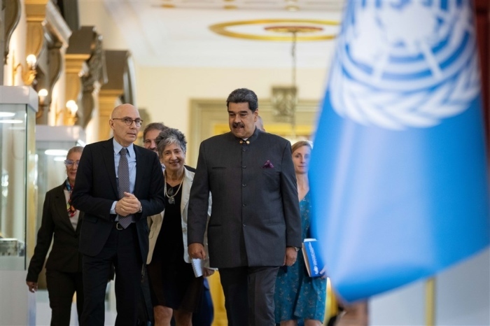Der UN-Hochkommissar Volker Türk empfängt Maduro in Miraflores. Foto: epa/Rayner Pena