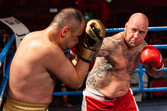Amateurboxer Daniel Bertz siegt im Bratwurstmuseum in Mühlhausen beim Showkampf im Streit um die älteste Bratwurst-Tradition. Foto: dpa/Michael Reichel