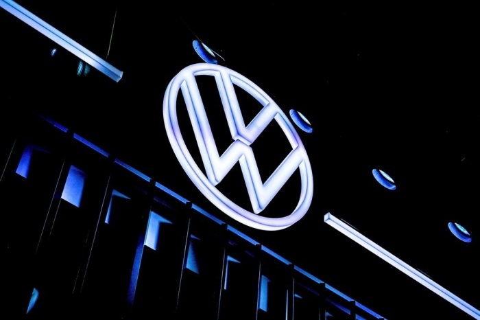 das Logo des Autoherstellers VW auf der Internationalen Automobilausstellung (IAA) in Frankfurt. Foto: epa/Sascha Steinbach