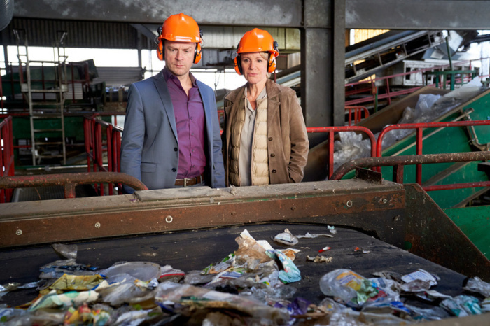 Marie Brand (Mariele Millowitsch) und Jürgen Simmel (Hinnerk Schönemann) ermitteln auf einem Recyclinghof - eine Szene aus 