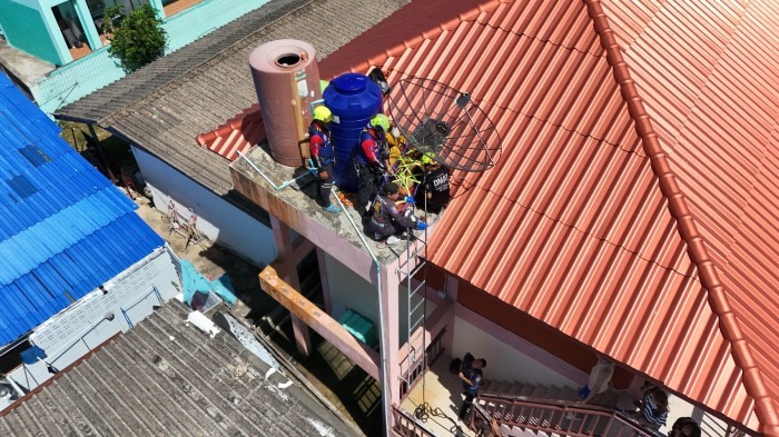 Rettungskräfte bereiten die Bergung des verletzten Technikers vom Dach des Gebäudes vor. Bild: TMN.TV