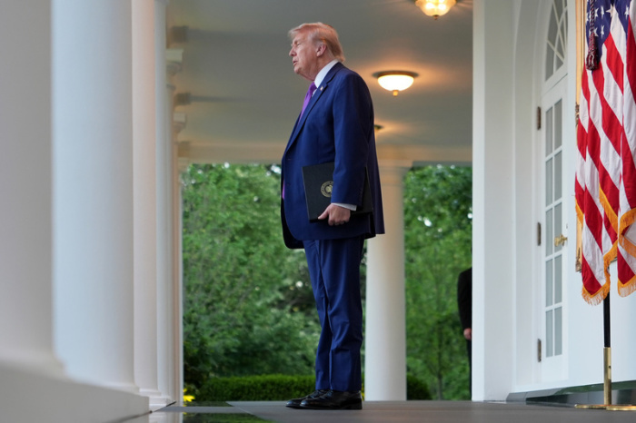 Donald Trump beim Abendessen zur National Police Week im Rosengarten des Weißen Hauses in Washington. Foto: Julia Demaree Nikhinson/Ap/dpa