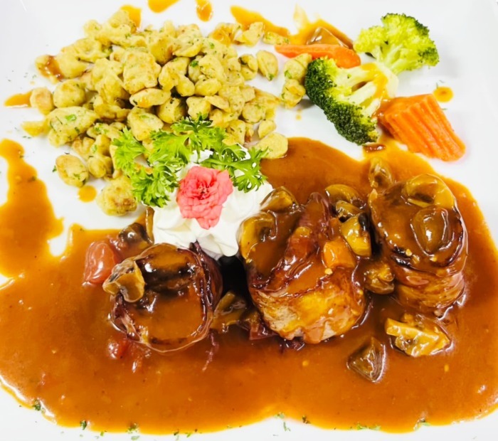 Australische Rindsmedaillons im Speckmantel mit Pilzsauce à la Chasseur, Spätzli und Gemüse gehören zu den aktuellen Wochenangeboten im Jaybee’Swiss in Ost-Pattaya. Fotos: Jaybee'Swiss Restaurant