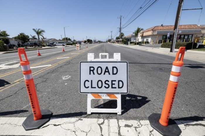 Ein Straßenschild weist auf eine Sperrung in Westminster bei Los Angeles hin. Wegen eines Chemieunfalls wurden zehntausende Menschen evakuiert. Foto: EPA/Ted Soqui