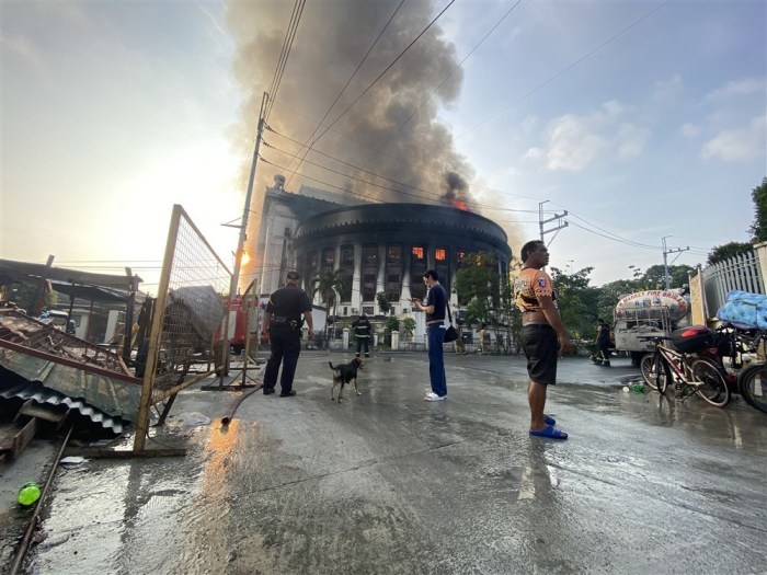 Feuer bricht im zentralen Postamt von Manila aus. Foto: epa/Francis R. Malasig