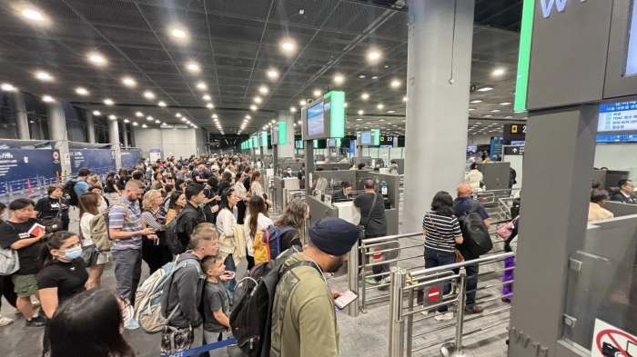 Lange Warteschlangen an den Schaltern der Einwanderungsbehörde im Ankunftsbereich des Flughafens Suvarnabhumi in Bangkok. Foto: Arrival Immigration Sub-division