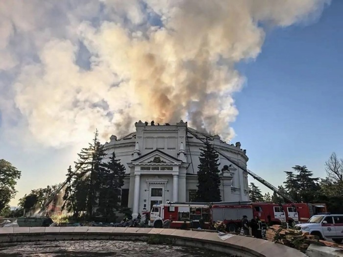 Feuerwehrleute löschen einen Brand auf dem Dach des Panoramamuseums „Verteidigung von Sewastopol 1854–1855“ nach einem Drohnenangriff. Foto: epa/Telegram-kanal Von Michail Raswoschajew/handout