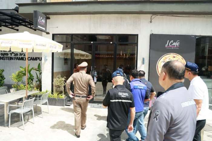 Einsatzkräfte betreten das Chabad House in Patong, um Genehmigungen und die Nutzung des Gebäudes zu überprüfen. Bild: Phuket Info Center