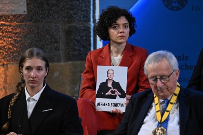Tatyana Khomich (Mitte) hält das Foto ihrer inhaftierten Schwester Maria Kolesnikova in den Händen. Foto: epa/Federico Gambarini