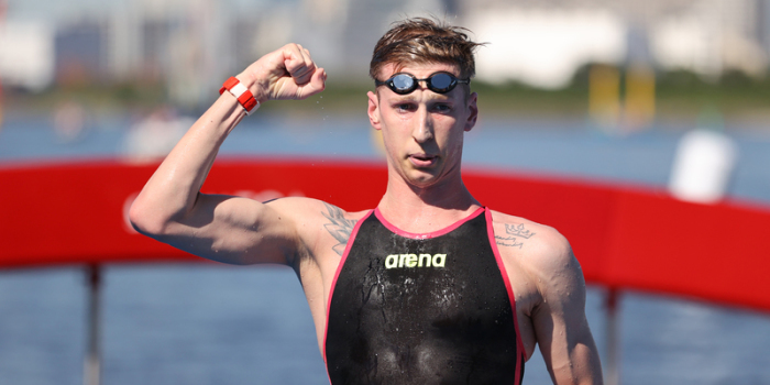 Schwimmer Florian Wellbrock jubelt bei Olympia in Japan über Gold. Foto: Oliver Weiken/dpa
